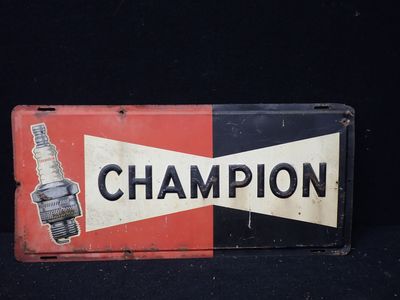 une vieille enseigne en métal sur laquelle est inscrit le mot « champion »