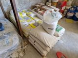 une pile de sacs et encore des sacs remplis de nourriture par terre