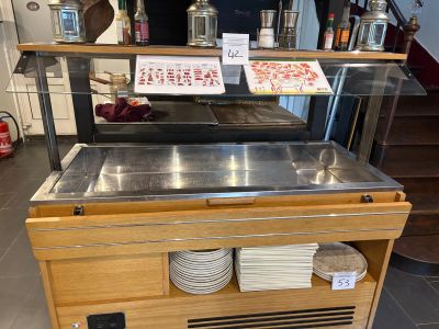 un comptoir sur lequel sont posées des assiettes, dans un restaurant