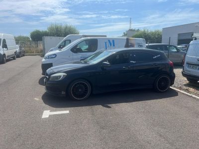 une voiture noire garée dans un parking à côté d'autres voitures