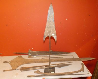 un grand nombre d'outils posés sur une table
