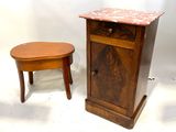 une petite table et un petit meuble placés l'un à côté de l'autre