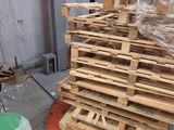 un grand tas de palettes dans un entrepôt