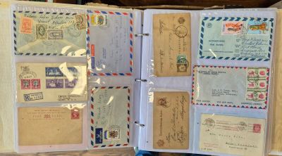 un livre ouvert sur lequel sont collés plusieurs timbres