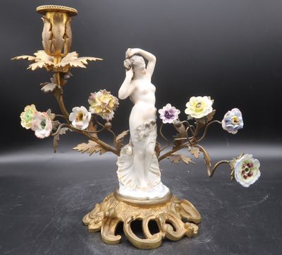 une statue représentant une femme tenant un vase orné de fleurs