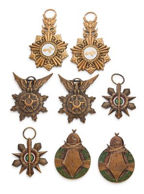 un ensemble de six médailles et une médaille sur fond blanc