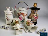 de nombreux types de théières et de tasses sur la table