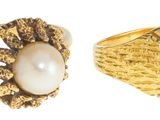 deux bagues en or ornées de perles blanches, sur fond blanc
