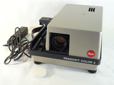 un appareil photo Polaroid posé sur une table