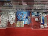 beaucoup d'objets dans une boîte transparente posée par terre