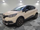 une Renault C-Cross blanche garée sur un sol à damier