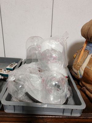 plusieurs sacs d'eau posés sur une étagère à côté d'un ours en peluche