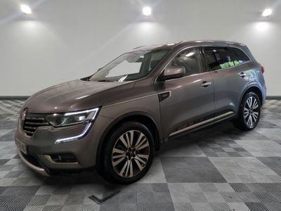 un SUV gris garé dans un garage au sol carrelé