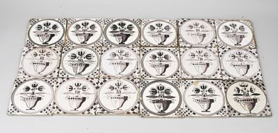 un grand nombre d'assiettes posées sur une table