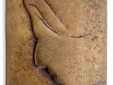 sculpture représentant une tête de lapin sur fond marron