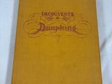 un livre jaune posé sur une table recouverte d'une nappe blanche