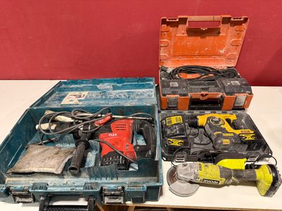 de nombreux outils posés sur une table