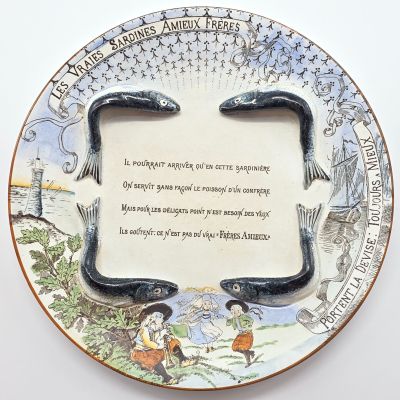 une assiette sur laquelle est inscrit un poème, posée sur une table