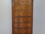 une commode ancienne dans une pièce aux murs blancs