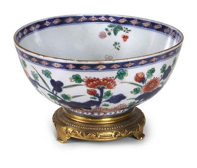 Coupe en porcelaine du Japon, décor polychrome de fleurs.