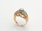 gros plan d'une bague en or et diamants sur fond blanc