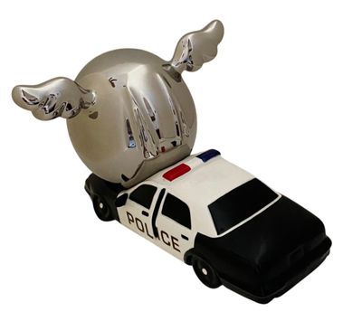 voiture de police chromée, surmontée d'ailes, sur fond blanc