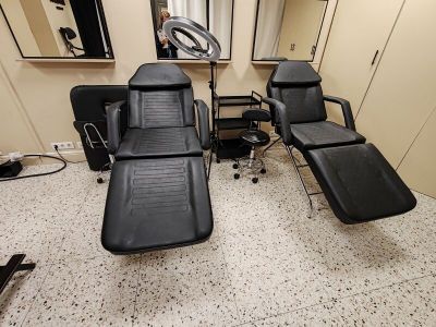 deux chaises dans une pièce où un miroir est accroché au mur
