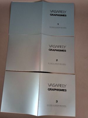 Deux boîtes contenant des Samsung Galaxy S4 sont posées sur une table.