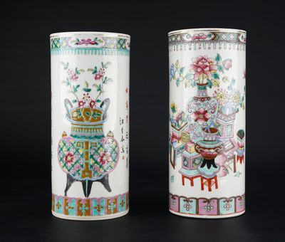 paire de vases en porcelaine chinoise ornés de motifs floraux sur fond noir