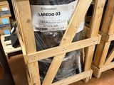 Deux palettes de bois sont empilées l'une sur l'autre dans un entrepôt.