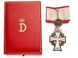 une image représentant un livre rouge orné d'une croix et d'une médaille