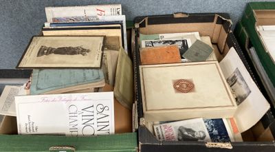des boîtes de livres sont empilées sur le sol