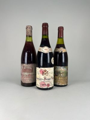 trois bouteilles de vin posées l'une à côté de l'autre sur une table