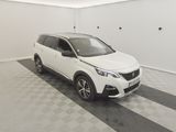 la voiture blanche est garée dans le garage sur le sol en damier