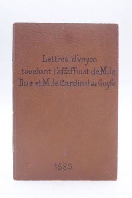 un vieux livre écrit posé sur une surface blanche
