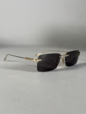 gros plan d'une paire de lunettes de soleil sur une surface blanche