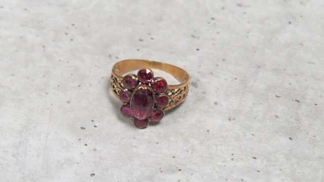 Bague marguerite en or 750‰, à motif ajouré de rinceaux, sertie d...