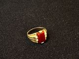 une bague en or ornée d'une bande rouge et blanche