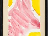 une image représentant une peinture d'une fleur rose sur fond jaune