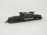 un petit train posé sur une surface blanche