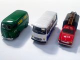 trois petites voitures disposées côte à côte sur une surface blanche