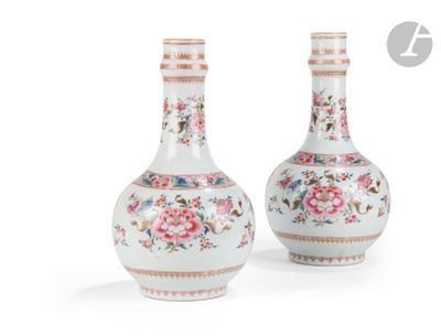 deux vases posés côte à côte sur une surface blanche