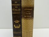 deux vieux livres posés l'un sur l'autre sur une table