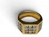 une image d'une bague en or avec des diamants sur un fond blanc