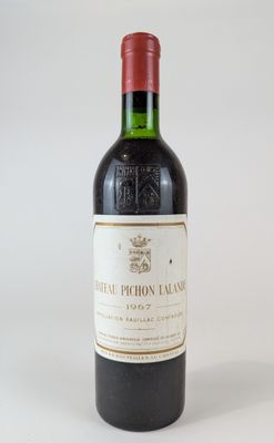 une bouteille de vin posée sur une table