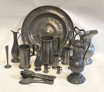 beaucoup d'objets en argent qui se trouvent sur la table