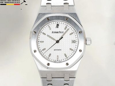une image d'une montre en gros plan sur fond blanc
