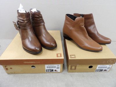 paire de bottines en cuir marron avec des boucles sur le dessus des talons carrés