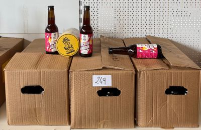 Des caisses de bière sont empilées les unes sur les autres sur une étagère