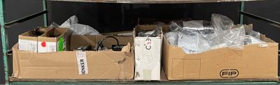 un chariot avec de nombreuses caisses de marchandises à l'arrière